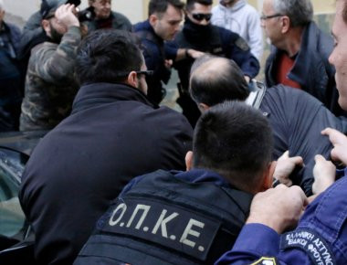 Προσπάθησαν να λιντσάρουν τον δολοφόνο της Δώρας: «Θάνατος, θάνατος» φώναζε το πλήθος